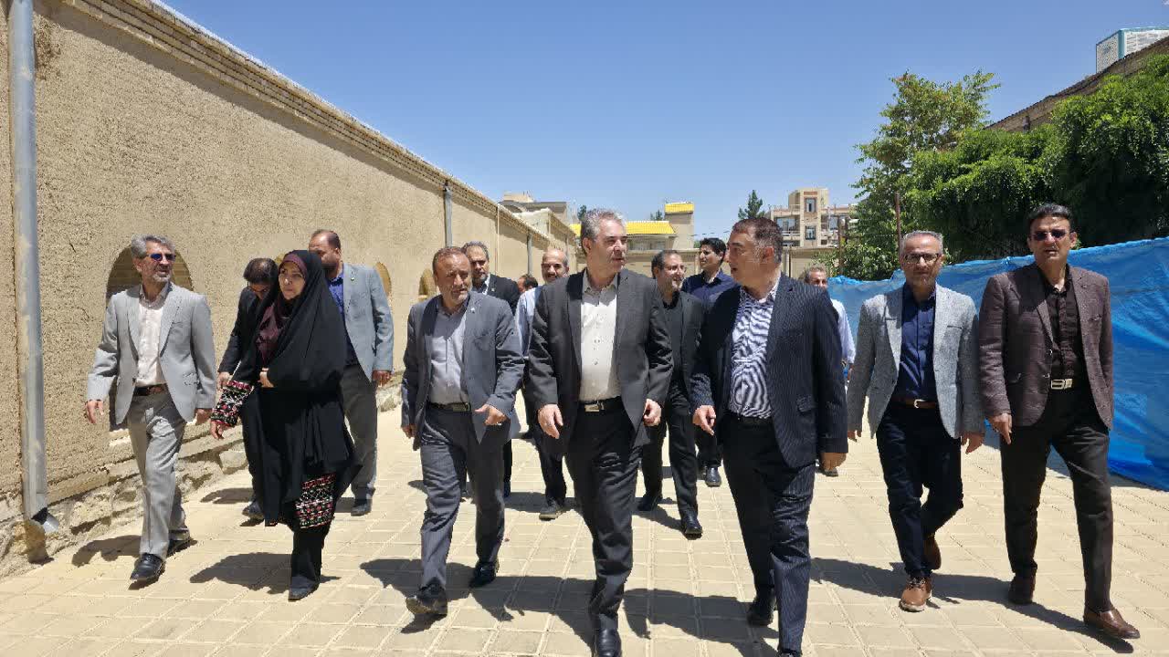 بازدید دکتر ندایی، از سنتر بانک مبل ملایر